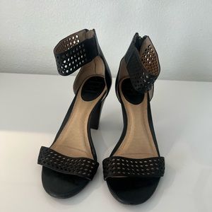 Frye Skye Perforated Ankle Strap Heel Size 7 Black